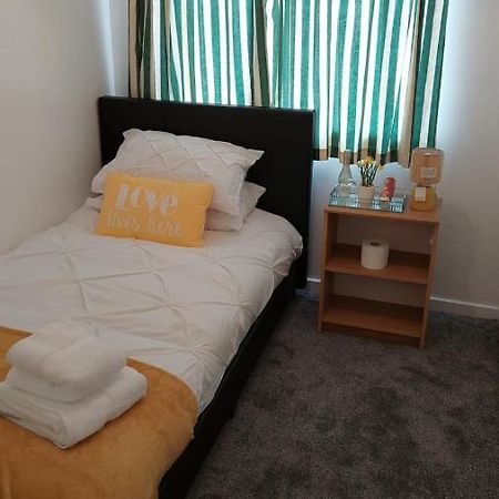 Bed and Breakfast Lizras Farnworth Exterior foto