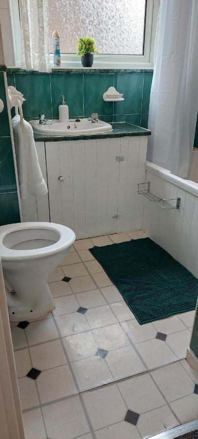 Bed and Breakfast Lizras Farnworth Exterior foto